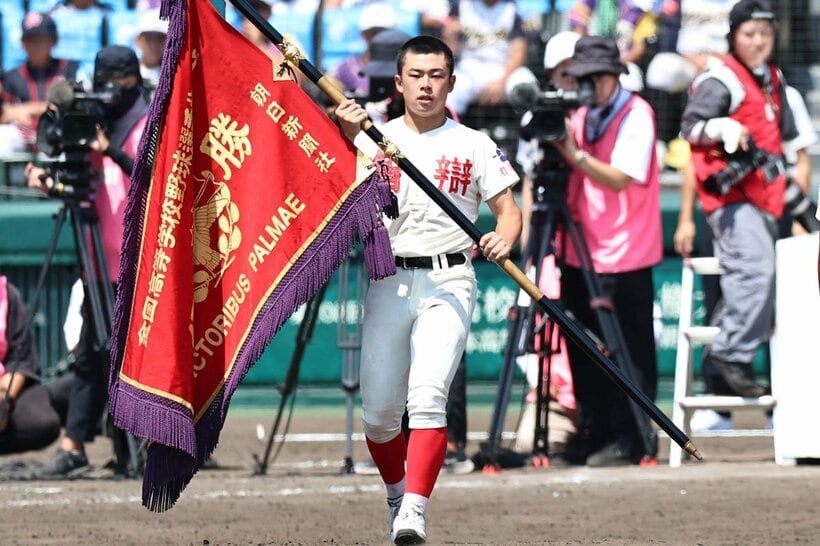 優勝旗を手にする智弁和歌山・松本虎太郎主将