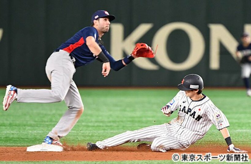  周東（右）は米国バッテリーに警戒される中ですんなり二盗を決めた