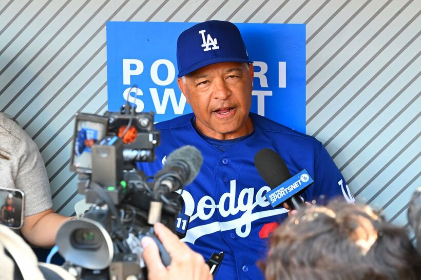 囲み取材を受けるドジャースのデーブ・ロバーツ監督