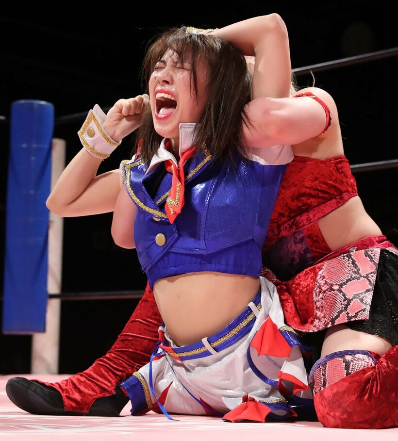  愛野ユキ（右）に攻められる荒井優希