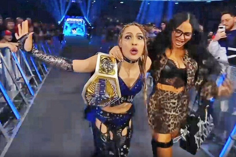 勝ち誇るジュリア(左)と代理人キアナ・ジェームズ（©AbemaTV, Inc.）