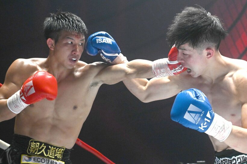 稲垣柊(右)を判定で下し、トーナメントを制した朝久泰央