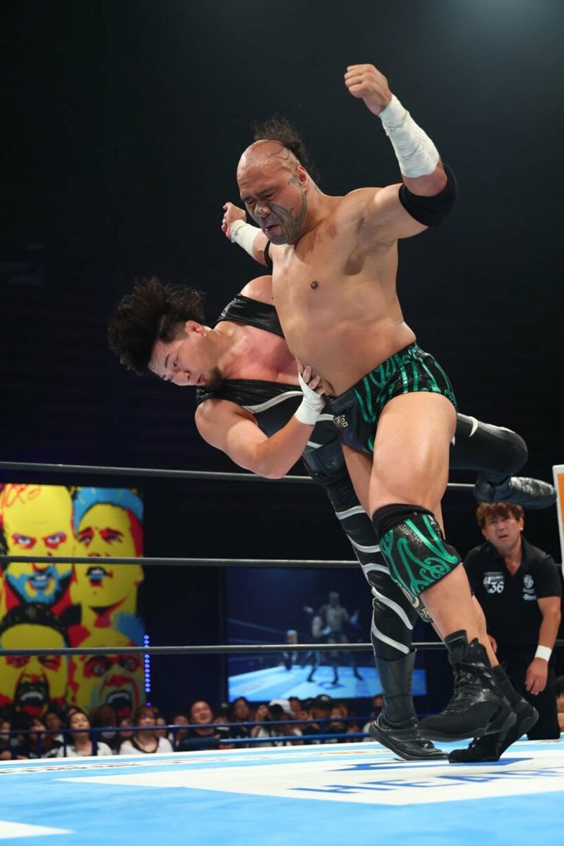HENARE(右)に軽く吹っ飛ばされてしまう成田蓮