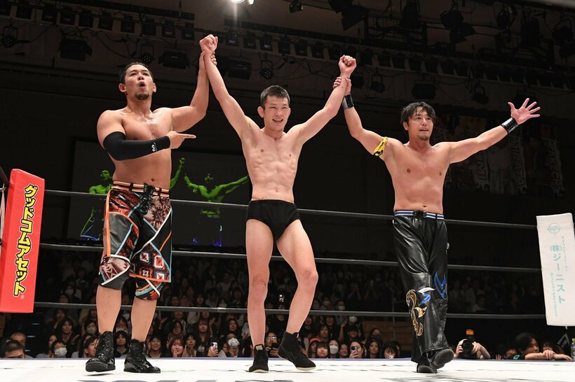 勝利した青木真也（中）を称えるHARASHIMA（右）と彰人（左）
