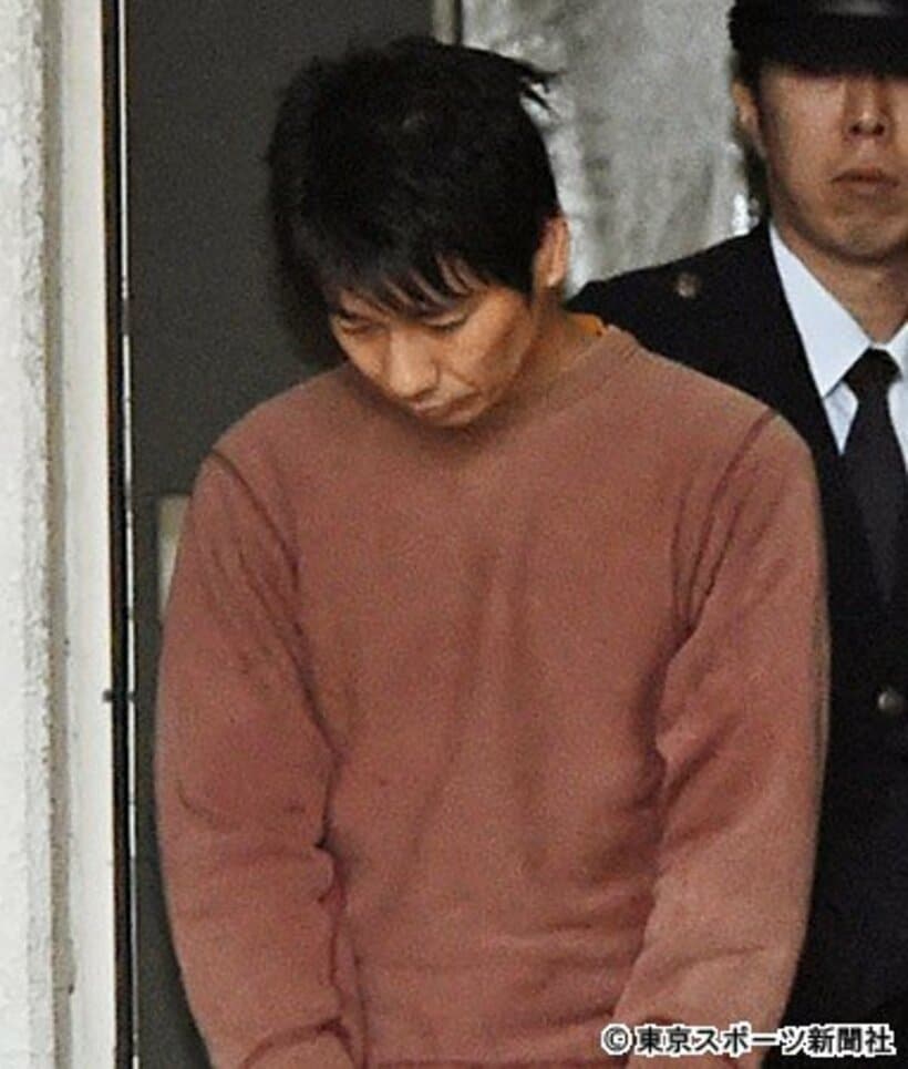 ２８日午前、送検のため警視庁城東署を出る高橋容疑者
