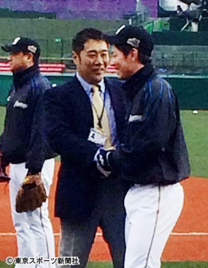 日本ハム退団後、初めて球場に姿を見せた大塚氏（中）