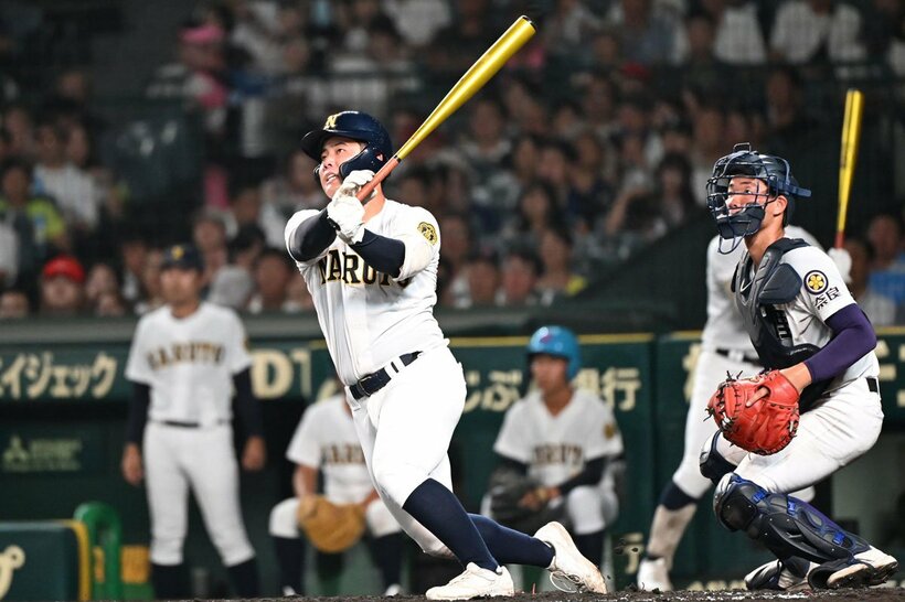 ４回、同点２ランを放つ鳴門・橋本朋来
