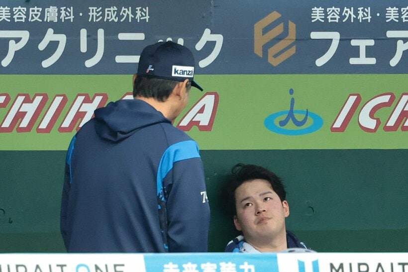 西口文也監督と話す渡辺勇太朗