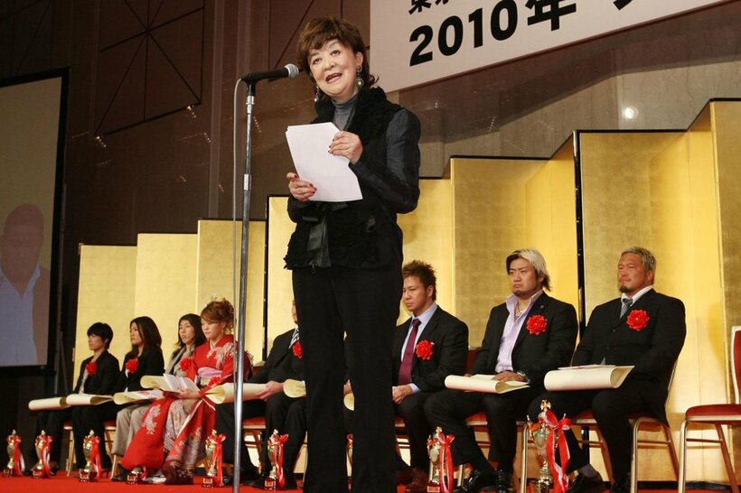 ２０１０年度プロレス大賞授賞式であいさつする内館牧子さん