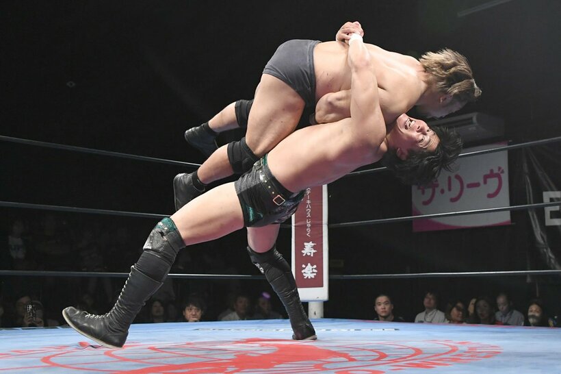 ぶ厚い肉体を誇る関本大介(上)を、スロイダーでを投げ捨てる安齊勇馬
