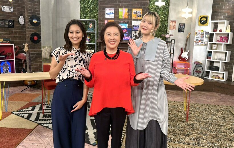 ＮＨＫ－ＢＳ「歌える！青春のベストソング」に出演した麻倉未稀（中）。左は宮本真智アナウンサー、右はハラミちゃん