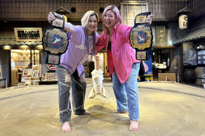 土俵でポーズを決める天麗皇希（左）と後藤智香