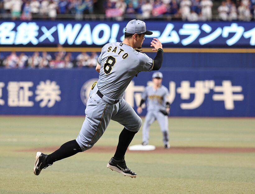 初回、三塁の佐藤輝明が悪送球し失点につながった