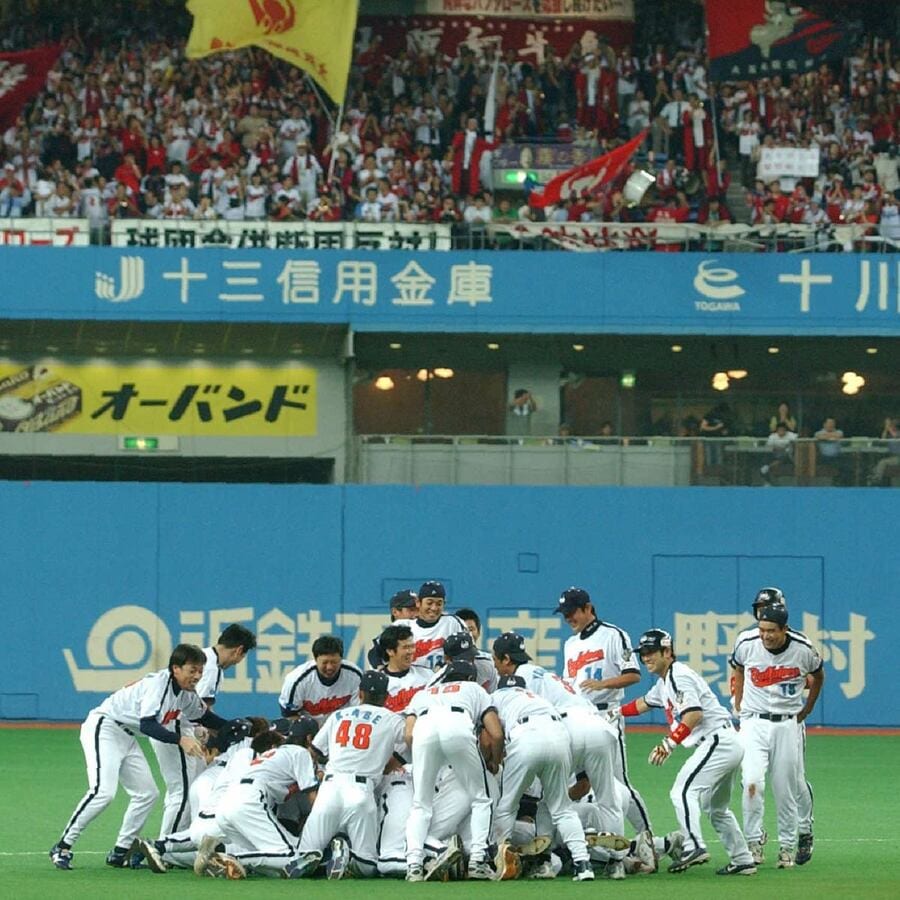 サヨナラタイムリーでもみくちゃにされる星野おさむ(2004年9月24日)