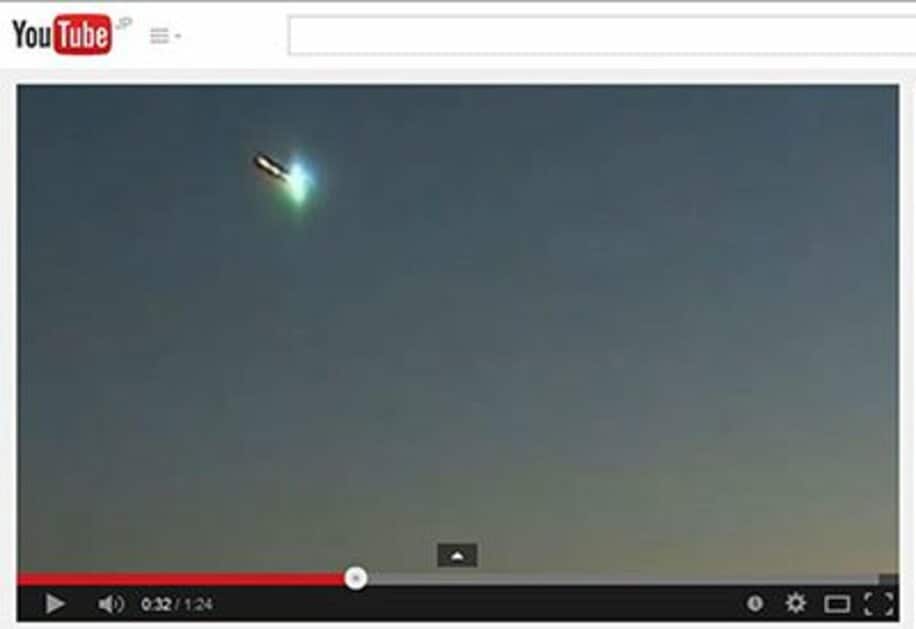ユーチューブには、謎の飛行物体にも見える発光体の映像が投稿された