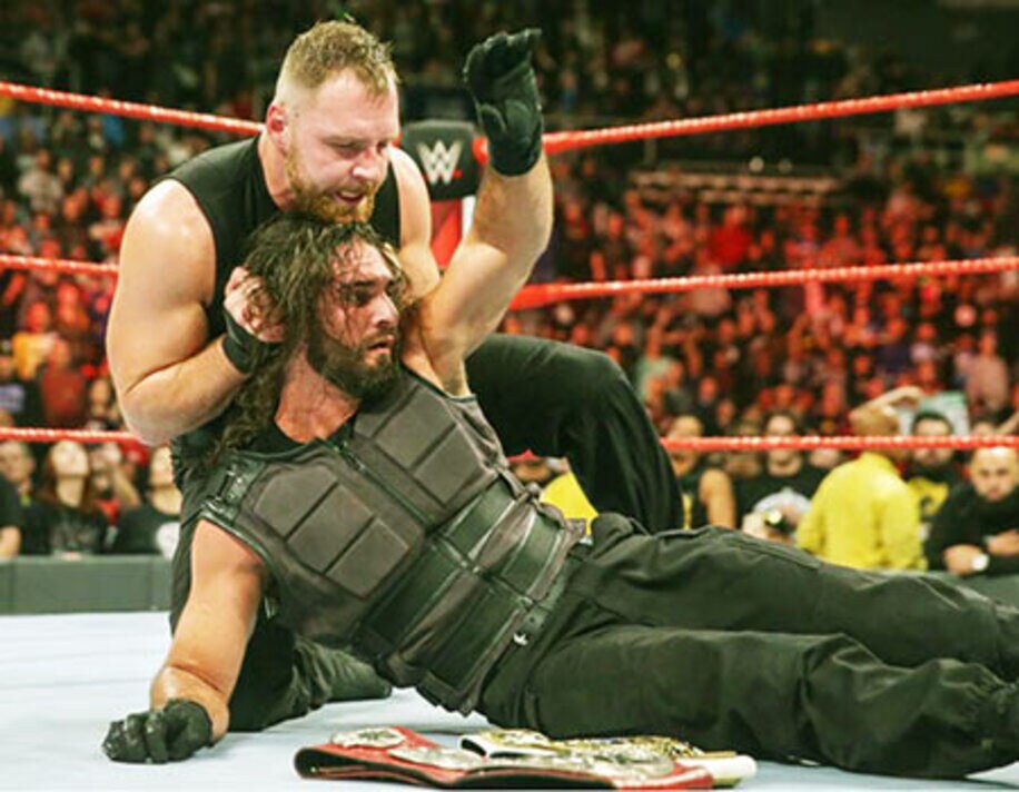  最悪のタイミングでアンブローズはロリンズ（下）を襲った(C)2018　WWE,　Inc.　All　Rights　Reserved.