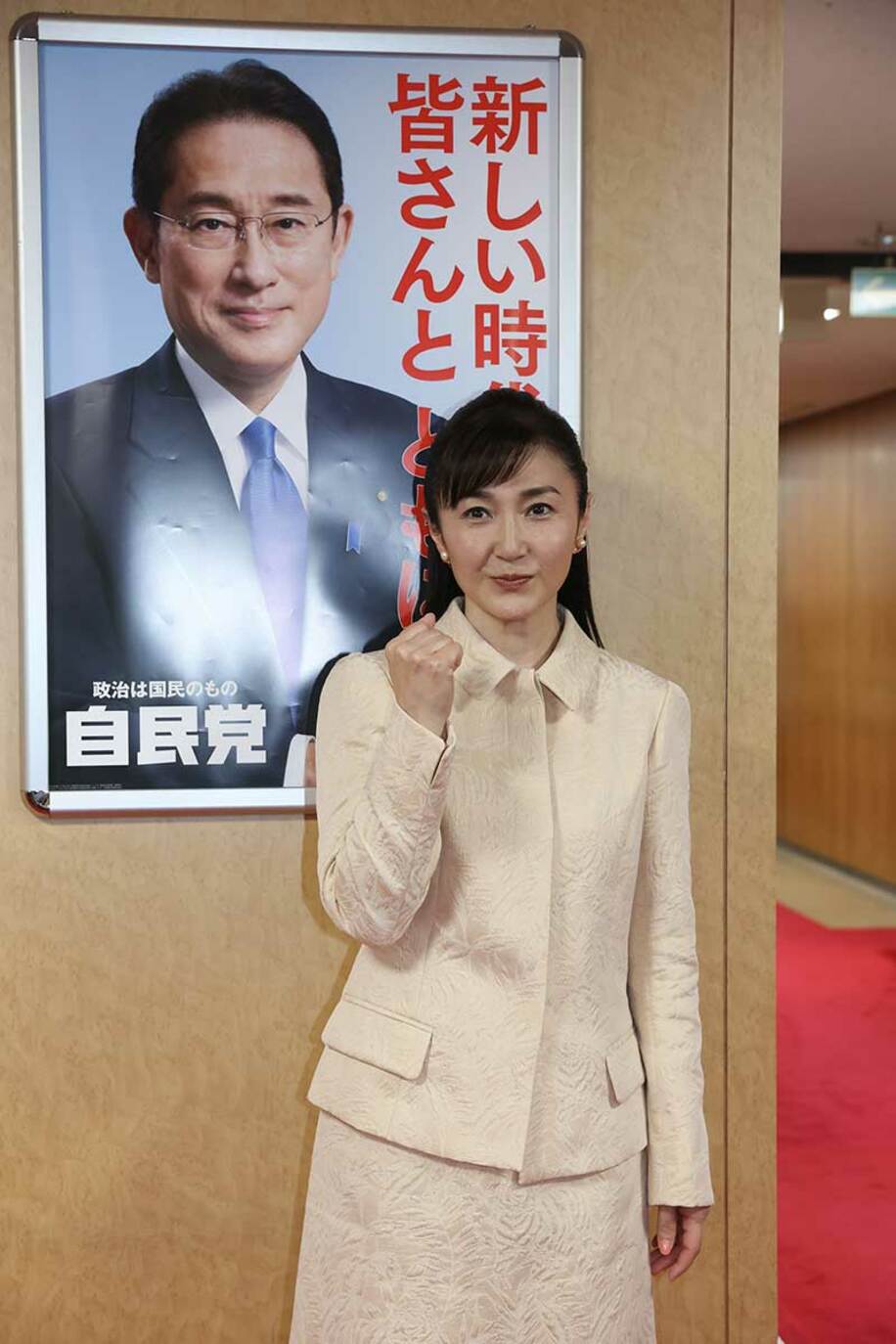  岸田首相のポスターの前でポーズを取る生稲晃子氏（東スポWeb）