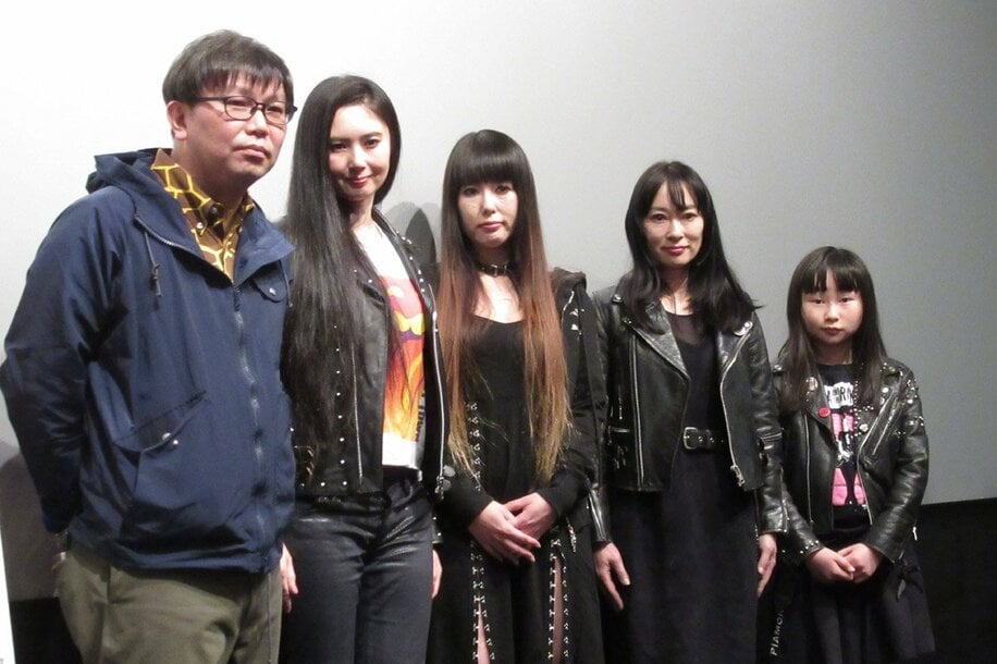 左から寺井到監督、長女・陽子さん、三女・知慧子さん、次女・純子さん、孫の唯子さん