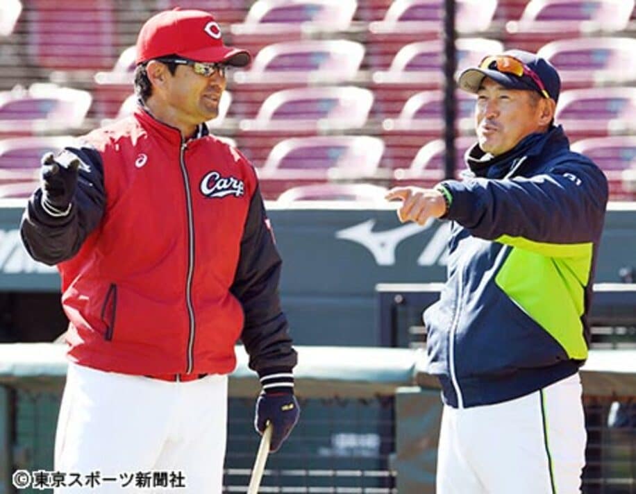  １０日の試合前に話す緒方監督（左）と石井コーチ