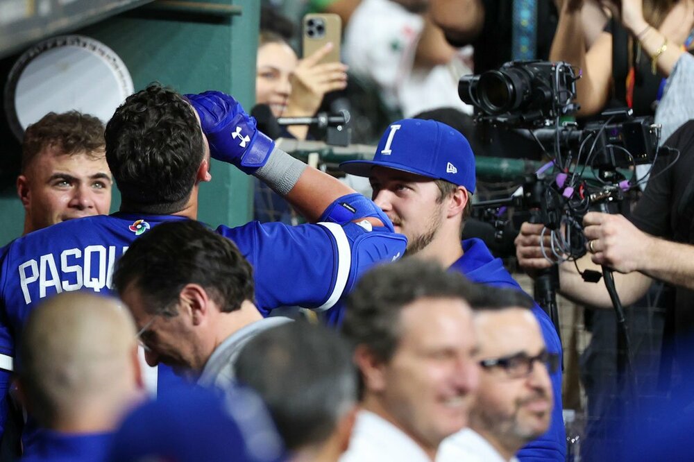エスプレッソを飲むイタリアのパスカンティーノ（ロイター）