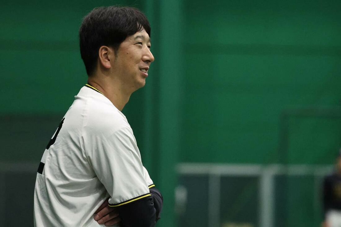 室内練習を見つめる藤川監督