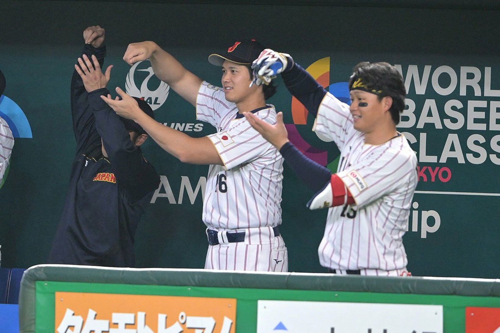 初回からベンチで、お茶たてポーズを見せる大谷翔平(中)と森下翔太(右)