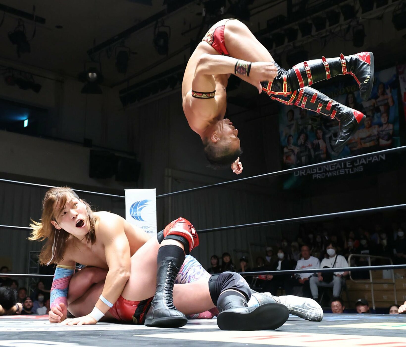 フォールに入る田中良弥(左)を、ベテランとは思えぬ動きでカットする土井成樹