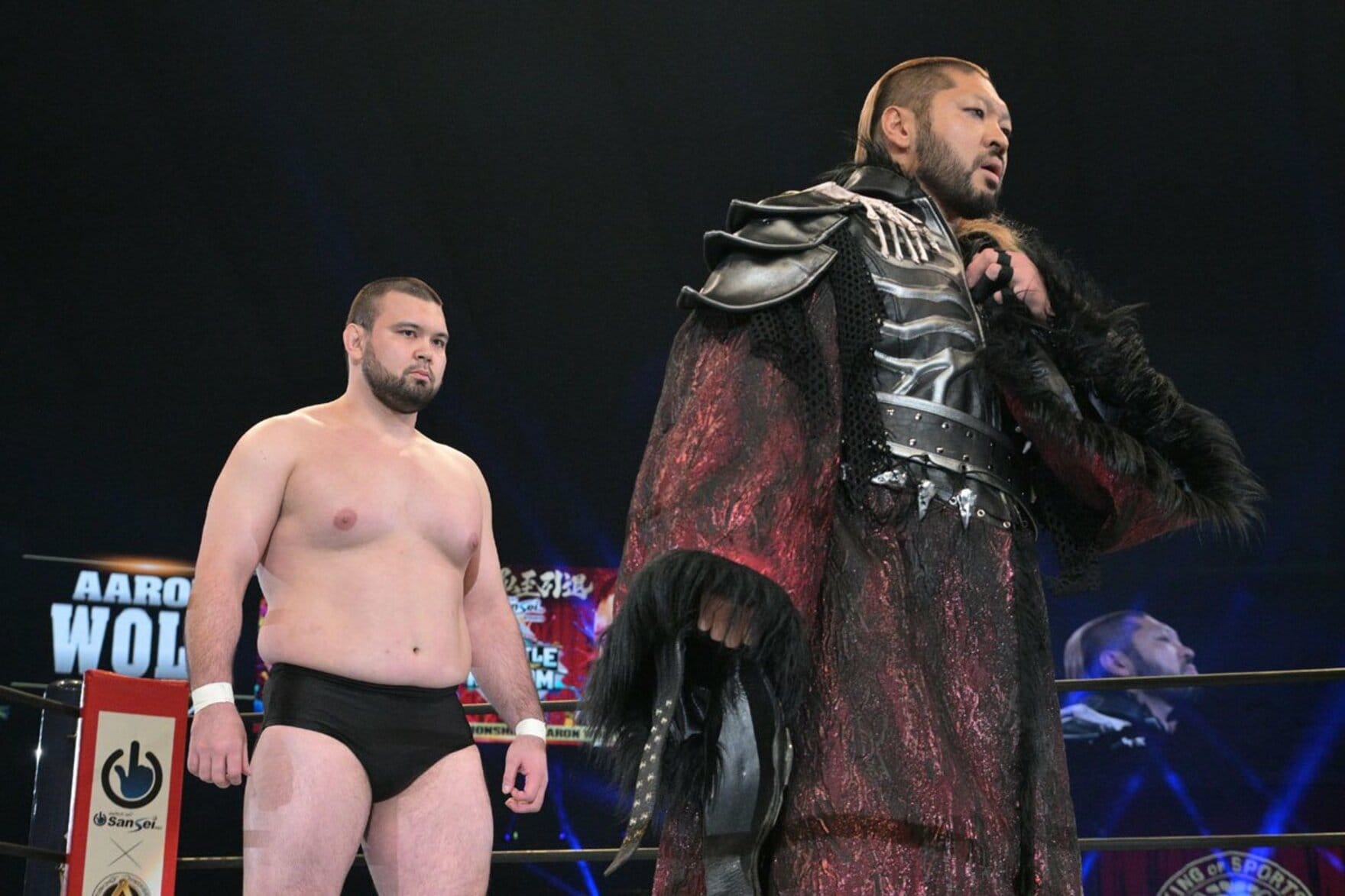 デビュー戦でEVIL(右)と激突したウルフアロン