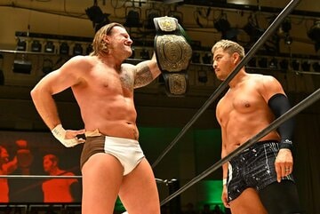 勝ってKENTAにベルトを見せるシェイン・ヘイスト