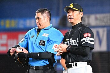 しびれる展開で、ロッテと延長ドローに持ち込んだソフトバンク・小久保監督(右)