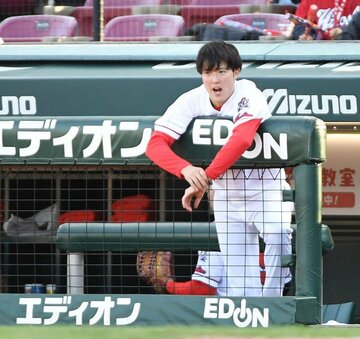  降板後、ベンチからナインに声援を送った広島・森下だが…