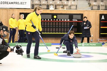 カーリングを体験した織田信成