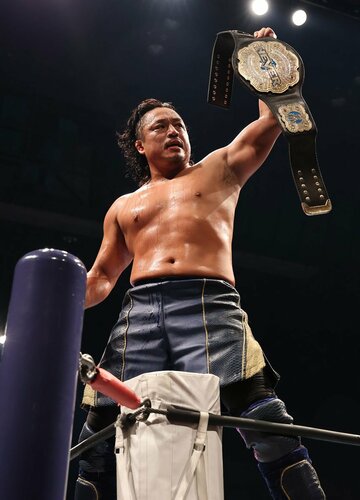  ベルトを掲げる後藤洋央紀