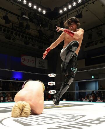 清宮海斗（下）にサッカーボールキックを放つジェイク・リー（ⒸNOAH）