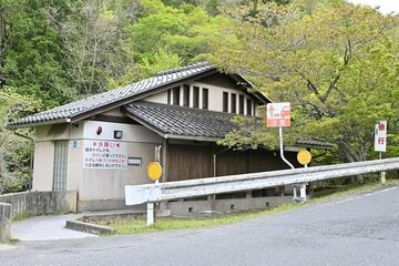 養父が一時遺体を置いたとされる「るり渓」の公衆トイレ