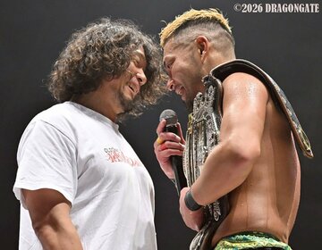 最難敵のYAMATO(左)と次期挑戦者に指名したKzy