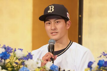 新入団会見に出席したドラフト５位・高島