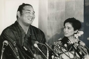 人気絶頂時に当時の現役力士だった若島津さん(左)と結婚した高田みづえさん（1985年）