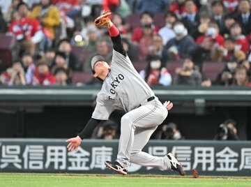 ２回、ファビアンのファウルフライを落球した増田陸