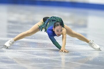 体のしなやかさも披露した岡万佑子