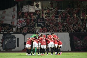 円陣を組む浦和の選手たち