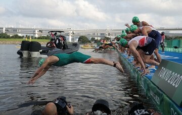  ボートのコース内侵入でスタートやり直しに…（ロイター）