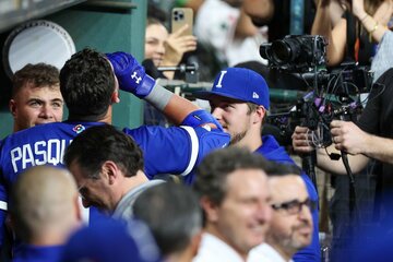 エスプレッソを飲むイタリアのパスカンティーノ（ロイター）