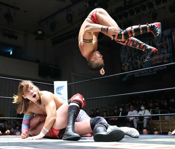 フォールに入る田中良弥(左)を、ベテランとは思えぬ動きでカットする土井成樹