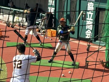 秋季キャンプに合流したオイシックス・知念大成（右）