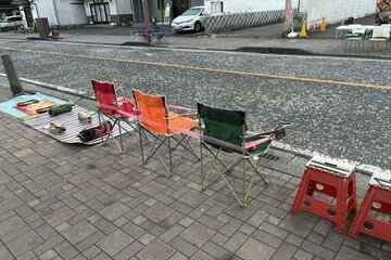 往路のゴール付近で場所取りをするファン