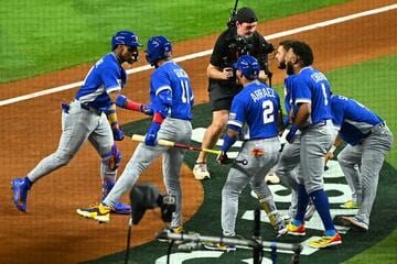 先制弾を放ったアクーニャ（左）