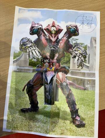 愛野ユキが持ち出した仮面ライダービルドのエボルトの写真