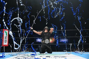 場内の怒声の中、勝ち誇るIWGPジュニア王者のDOUKI