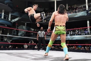 マイク・ベイリー(右)にカウンターのドロップキックをぶち込むるオカダ・カズチカo（©All Elite Wrestling）